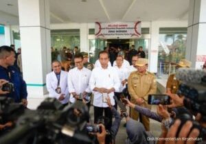 Presiden Joko Widodo dan Menkes Budi Gunadi Sadikin dalam kunjungan kerja ke RSUD Konawe, Sulawesi Tenggara

