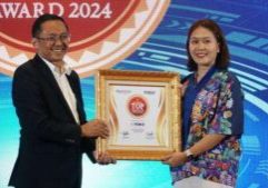 CEO Tras N Co Indonesia menyerahkan penghargaan Indonesia TOP Digital PR Award 2024 kepada TiKi 