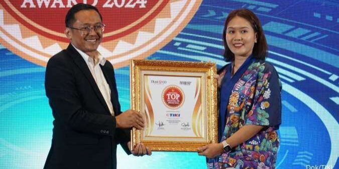 CEO Tras N Co Indonesia menyerahkan penghargaan Indonesia TOP Digital PR Award 2024 kepada TiKi 