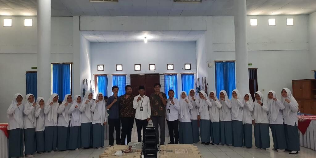 Tim Peneliti Universitas Pertamina lakukan workshop pengenalan pembangkit listrik Hypercube di MAN Insan Cendekia Jambi