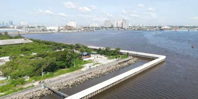 Pembangunan tanggul pengamanan pantai di daerah Ancol, Jakarta Utara 

