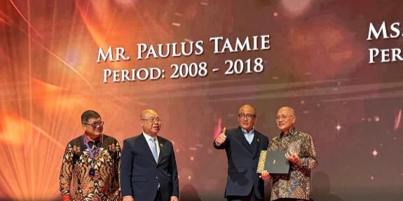 Ir. Paulus Tamie MM (kanan) memperoleh apresiasi dari DPP APPBI pada malam apresiasi APPBI