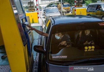 Ilustrasi - Pengendara mobil melakukan transaksi e-toll saat keluar Gerbang Tol Pasteur, Bandung, Jawa Barat