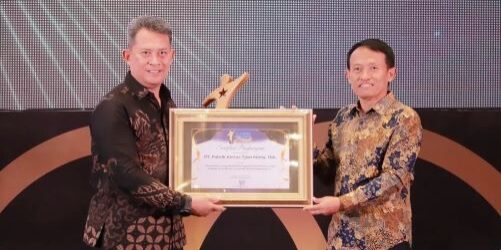 Public Affair and License Manager PT Pabrik Kertas Tjiwi Kimia, Tbk, Beny Haryawan (kiri) menerima penghargaan