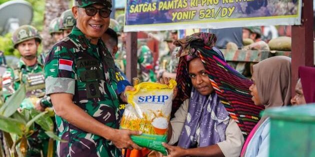 Mayjen TNI Amrin Ibrahim saat menyerahkan bantuan beras gratis kepada masyarakat