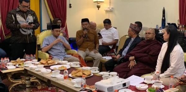 Ketua DPD FKN Sumatera Utara Tuanku Arialamantjiji Perkasa Alamshah bersama para tokoh lintas agama, suku, budaya, paguyuban dan organisasi masyarakat dalam kegiatan Silaturahmi FKN Sumatera Utara di Istana Maimun, Medan

