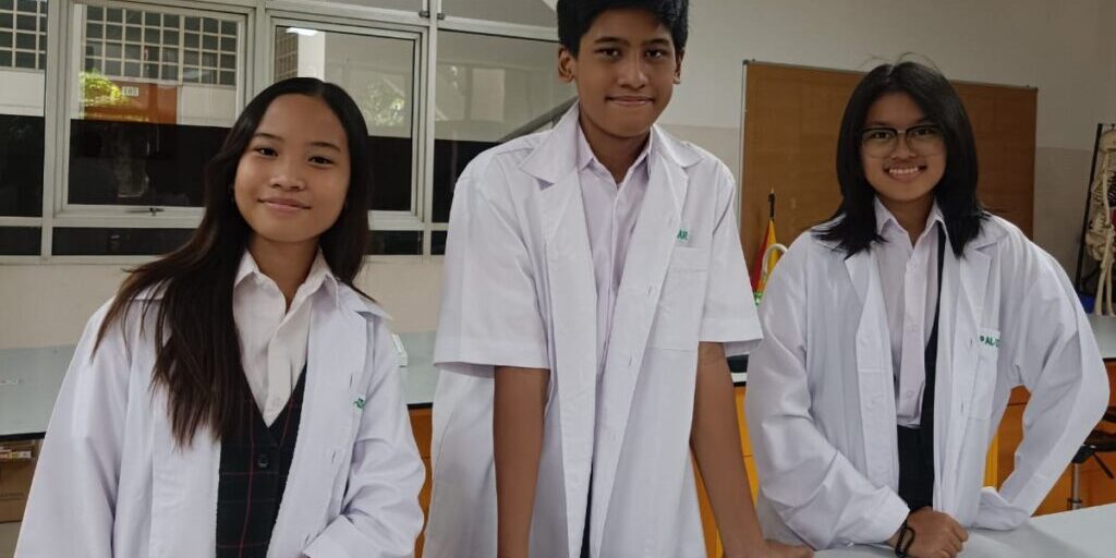 Foto tengah Arrayan Emiro Mihelde, kiri Kalya dan kanan Clea

