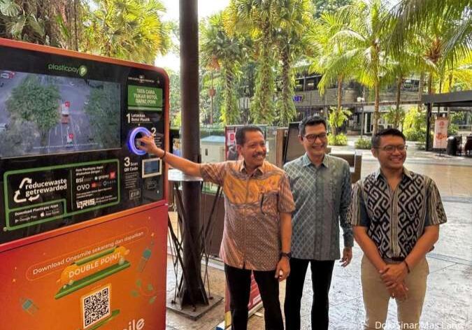 Dony Martadisata (Managing Director President Office Sinar Mas Land), Suhendra Setiadi (CEO Plasticpay), dan Bayu Seto (Partner of Living Lab Ventures) mencoba penukaran sampah botol plastik ke dalam Reverse Vending Machine (RVM) di The Breeze BSD City