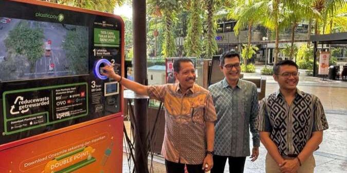 Dony Martadisata (Managing Director President Office Sinar Mas Land), Suhendra Setiadi (CEO Plasticpay), dan Bayu Seto (Partner of Living Lab Ventures) mencoba penukaran sampah botol plastik ke dalam Reverse Vending Machine (RVM) di The Breeze BSD City