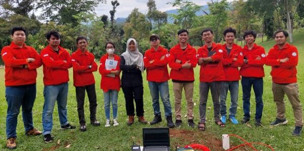 Para mahasiswa Teknik Geofisika Universitas Pertamina (UPER) melakukan praktek lapangan tentang dampak gempa. (Foto: Humas UPER)