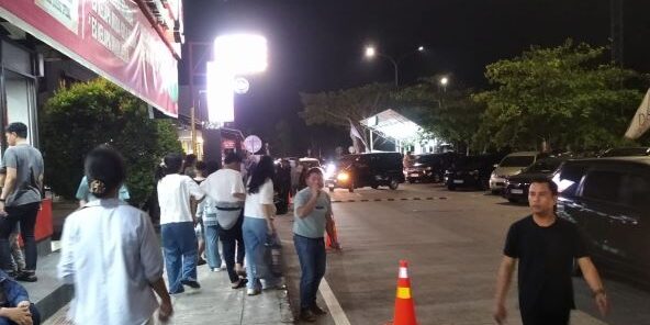 Lokasi parkir kendaraan di Rest Area Travoy KM 65A dan 65B ruas MKTT pada malam hari, padat kendaraan. (Foto: Fadmin Malau)