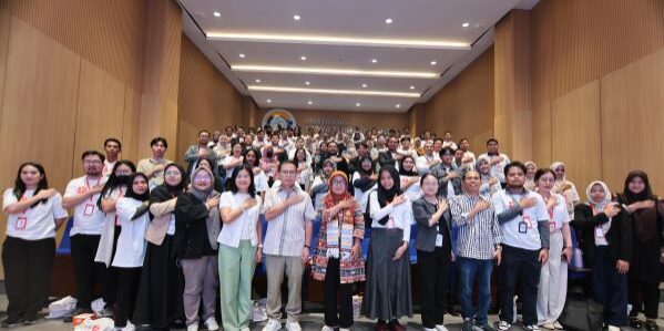 Foto bersama dalam acara Bimbingan Teknis Budidaya Tanaman Pangan Berbasis Organik diselenggarakan BRIN dengan Komisi X DPR RI di kampus Universitas Satya Terra Bhinneka, Medan
