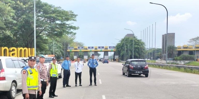 depan pintu masuk gerbang utama Bandara Kualanamu