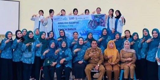Mahasiswa ST Bhinneka berfoto bersama ketika meneliti ancaman penyakit pascabanjir di Kampung Lalang