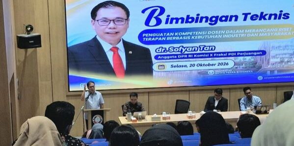 Sofyan Tan dalam acara Bimtek Penguatan Kompetensi Dosen Dalam Merancang Riset Terapan Berbasis Kebutuhan Industri dan Masyarakat di Kampus ST Bhinneka, Medan Sunggal
