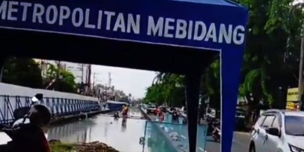 Pembangunan BRT yang sedang berlangsung di jalan Gatotsubroto Medan setiap hari membuat kemacetan lalulintas. (Foto: Fadmin Malau)

