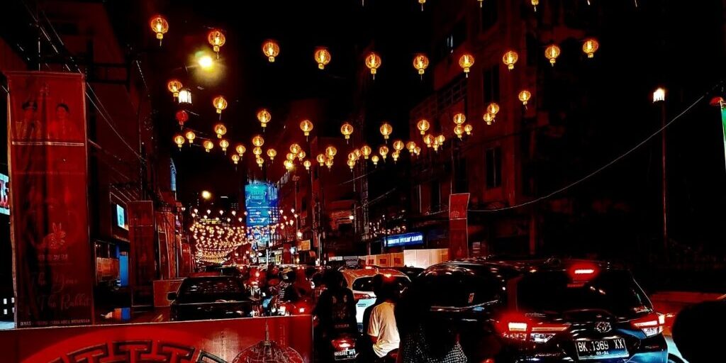 Suasana malam hari di jalan A. Yani Medan penuh lampu lampion