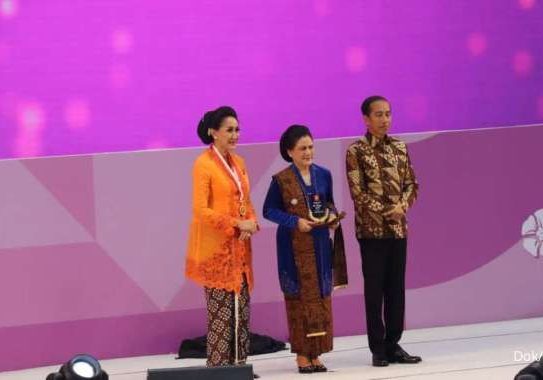 Presiden Joko Widodo dan Ibu Negara Iriana bersama Ketua Umum KOWANI Giwo Rubianto Wiyogo pada Hari Kebaya Nasional 2024 di Istora Senayan, Jakarta (24/7)