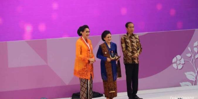 Presiden Joko Widodo dan Ibu Negara Iriana bersama Ketua Umum KOWANI Giwo Rubianto Wiyogo pada Hari Kebaya Nasional 2024 di Istora Senayan, Jakarta (24/7)