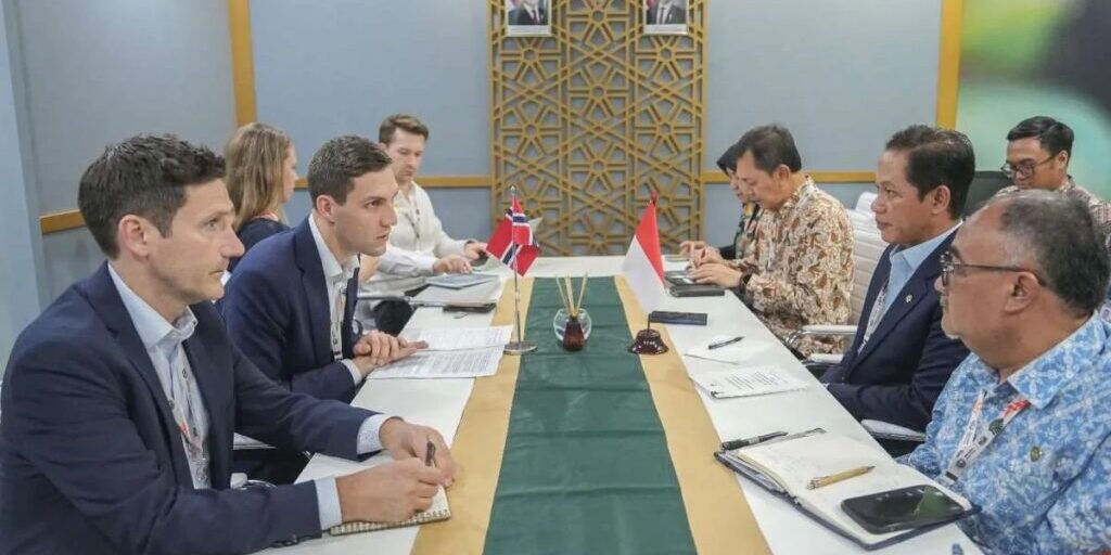 KLH/BPLH Hanif Faisol Nurofiq (tengah di barisan kanan) dan Menteri Iklim dan Lingkungan Norwegia, Andreas Bjelland Eriksen