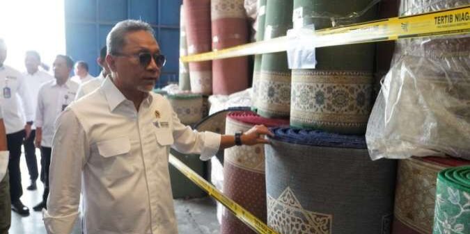 Mendag Zulkifli Hasan Senin, (23/9/2024) meninjau barangimpor berupa karpet dan permadani hasil temuan Satuan Tugas 