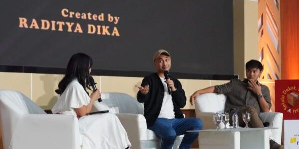 Raditya Dika dan Rizky Arief kreator konten sekaligus penulis