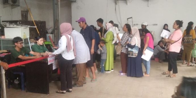 Penerima Kesra, PKH, dan BPNT di kantor pos Kantor Cabang Utama Medan, Sumatera Utara (Foto: Fadmin Malau)