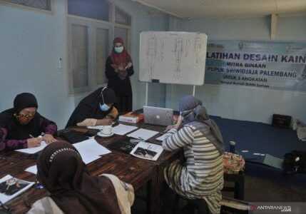 Sejumlah peserta mengikuti pelatihan keterampilan desain kain di Rumah Kreatif BUMN Sumsel Palembang, Sumatera Selatan, Rabu (24/2/2021)