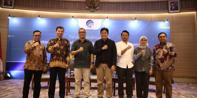 Direktur Jenderal Informasi dan Komunikasi Publik Kementerian Kominfo Usman Kansong dan Direktur Tata Kelola dan Kemitraan Komunikasi Publik Hasyim Gautama bersama narasumber