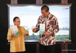 Managing Director APP Group Suhendra Wiriadinata dan Direktur Utama Garuda Indonesia Irfan Setiaputra