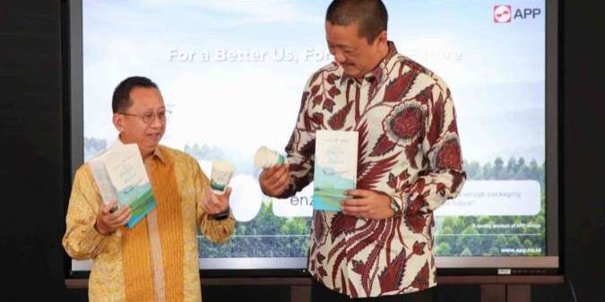 Managing Director APP Group Suhendra Wiriadinata dan Direktur Utama Garuda Indonesia Irfan Setiaputra