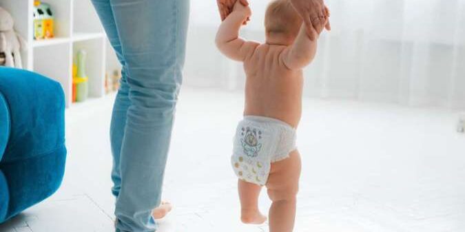 Bayi menggunakan popok belajar berjalan