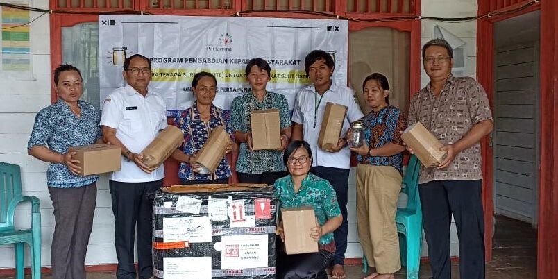 Penyerahan lentera SoLite dari UPER kepada warga Desa Lirung Ubing