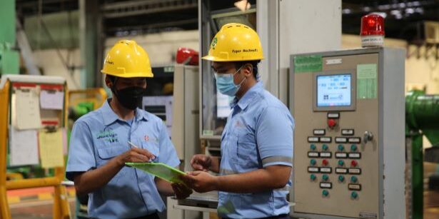 Aktivitas karyawan bekerja di pabrik Asia Pulp & Paper (APP) Sinarmas

