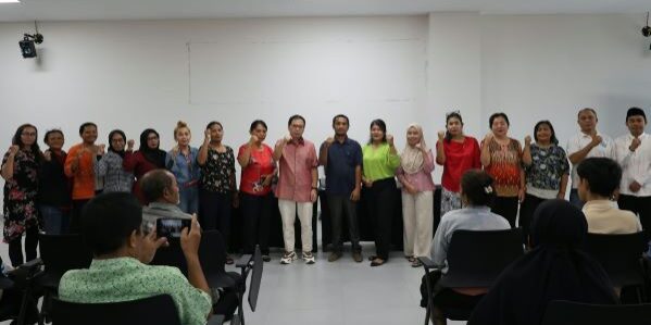 Berfoto bersama dengan dr. Sofyan Tan pada pertemuan para orangtua dan mahasiswa penerima KIP Kuliah jalur aspirasi yang berhasil masuk PTN di Indonesia