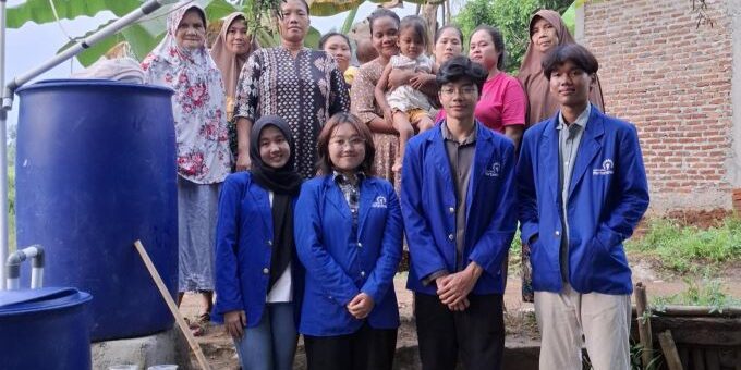 Tim UPER dan masyarakat Desa Barengkok mengunjungi penampungan air bersih

