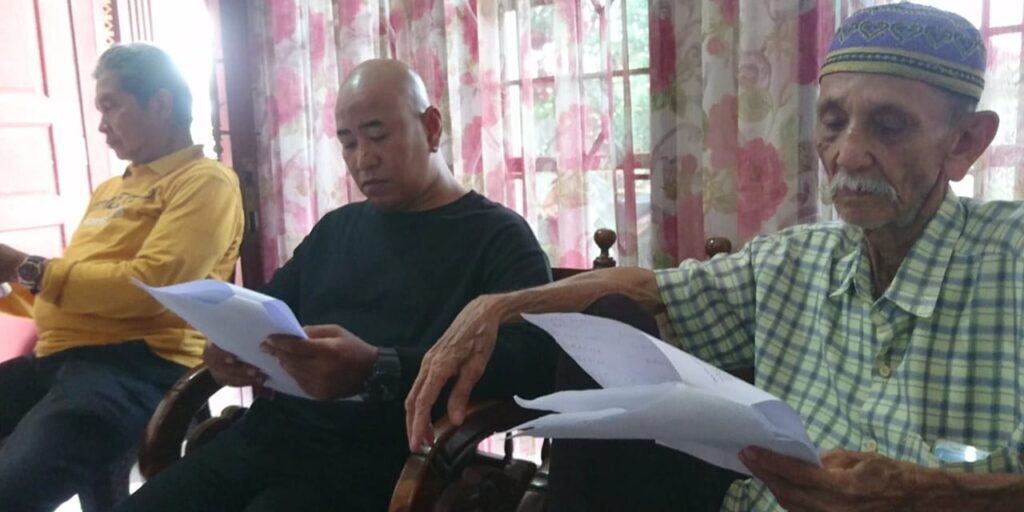 Anggota Serumpun baca naskah "Janda Ulat Bulu"