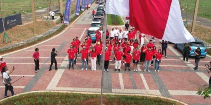 Peserta konvoi Merdeka Run with Parade 100 Mini sempat berhenti di Terravia untuk memperingati detik-detik proklamasi dan melakukan penghormatan kepada Sang Saka Merah Putih yang telah berkibar