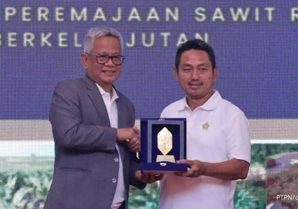 Direktur Utama Holding Perkebunan Nusantara III (Persero) Mohammad Abdul Ghani (kiri) menyerahkan cenderamata kepada Ketua Umum Asosiasi Petani Kelapa Sawit Perusahaan Inti Rakyat Setiyono di acara Workshop PTPN untuk Sawit Rakyat 