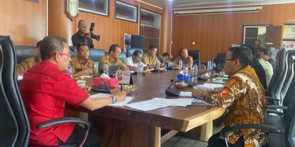 Anggota Komisi IV DPRD Kota Medan, Datuk Iskandar Muda (kanan), dalam RDP evaluasi bersama Dinas SDABMBK, pada Senin (21/9/2026) mengingatkan Dinas SDABMBK


