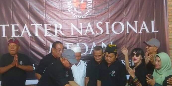 HUT ke-61 Tena ditandai dengan pemotongan tumpeng oleh Ketua KSBN Sumut 


