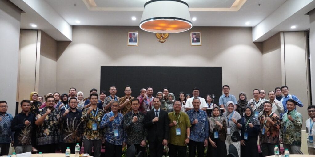 Foto bersama pelaku industri, akademisi dan perwakilan dari Kementerian Perindustrian dalam peresmian Global Greenchem Innovation and Network Programme (GGINP) di Indonesia

