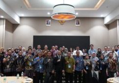 Foto bersama pelaku industri, akademisi dan perwakilan dari Kementerian Perindustrian dalam peresmian Global Greenchem Innovation and Network Programme (GGINP) di Indonesia

