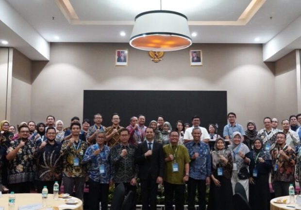 Foto bersama pelaku industri, akademisi dan perwakilan dari Kementerian Perindustrian dalam peresmian Global Greenchem Innovation and Network Programme (GGINP) di Indonesia

