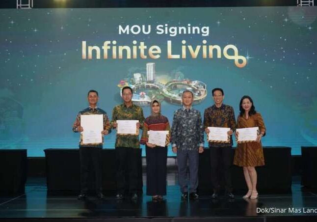 Hermawan Wijaya Direktur PT Bumi Serpong Damai Tbk menyaksikan penandatanganan perjanjian kerja sama untuk Kredit Pemilikan Rumah, Kredit Pemilikan Tanah dan Kredit Pemilikan Apartemen bersama 21 bank pendukung program Infinite Living

