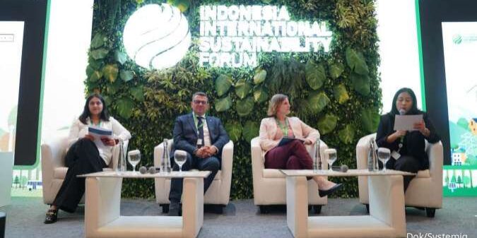 Diskusi panel Aksi Kolektif untuk Mengatasi Polusi Udara pada Indonesia International Sustainability Forum 2024