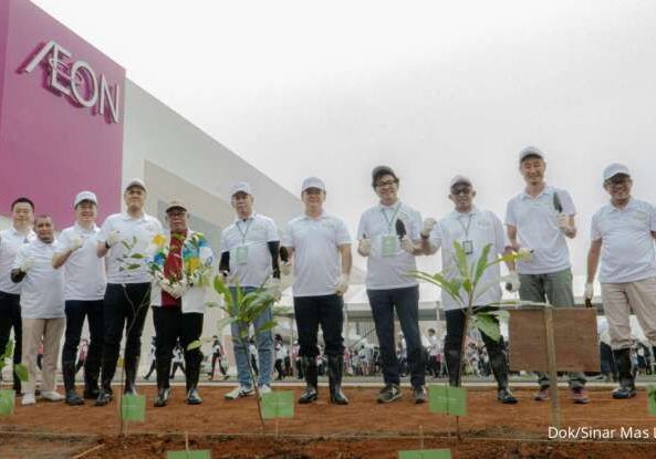 Gerakan penanaman pohon di Greenland International Industrial Center (Foto: dok Sinar Mas Land)


