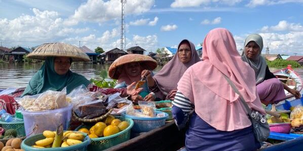 Observasi lapangan tim riset Universitas Pertamina dalam mengikuti aktivitas harian warga pesisir menggunakan perahu tradisional