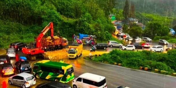 Jalur Medan - Berastagi terjadi kemacetan panjang, pasalnya ada truk terbalik. (Foto: Syafri/EGINDO.com)