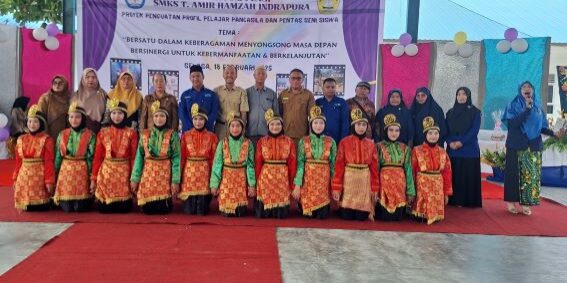 Acara pentas seni di SMKS T. Amir Hamzah Indrapura

